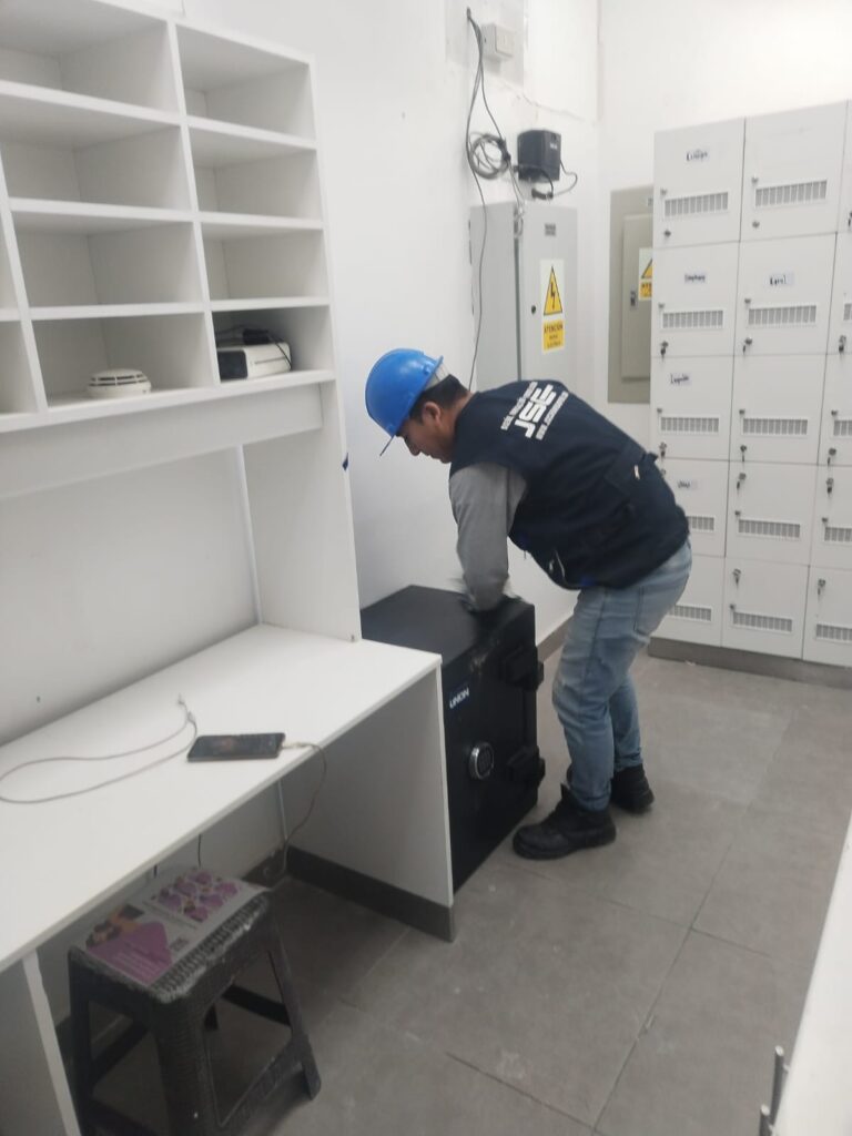 Reparación de cajas fuertes antiguas y modernas con cerraduras