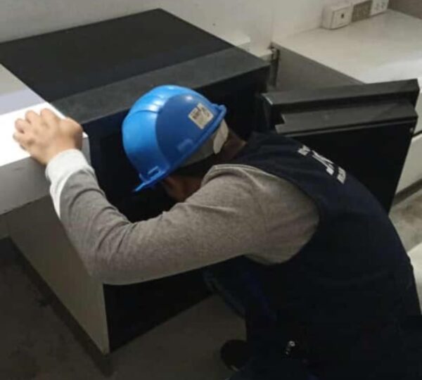 Instalación de cajas fuertes al piso con pernos de anclaje en Lima
